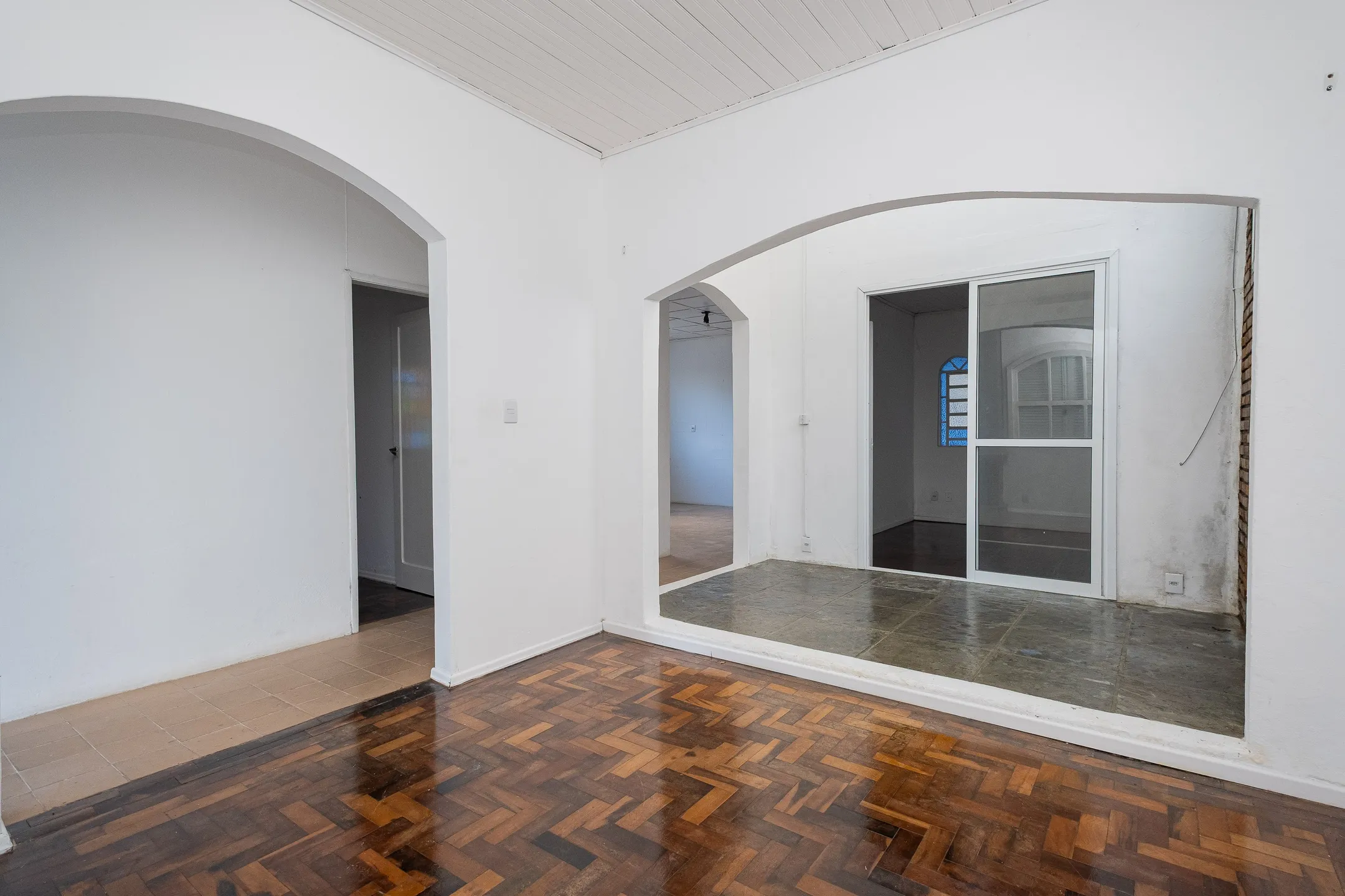 Casa de esquina à venda no Laranjal - 161 m², 2 quartos, lareira, jardim de inverno, pátio com piscina e terreno 10x30.