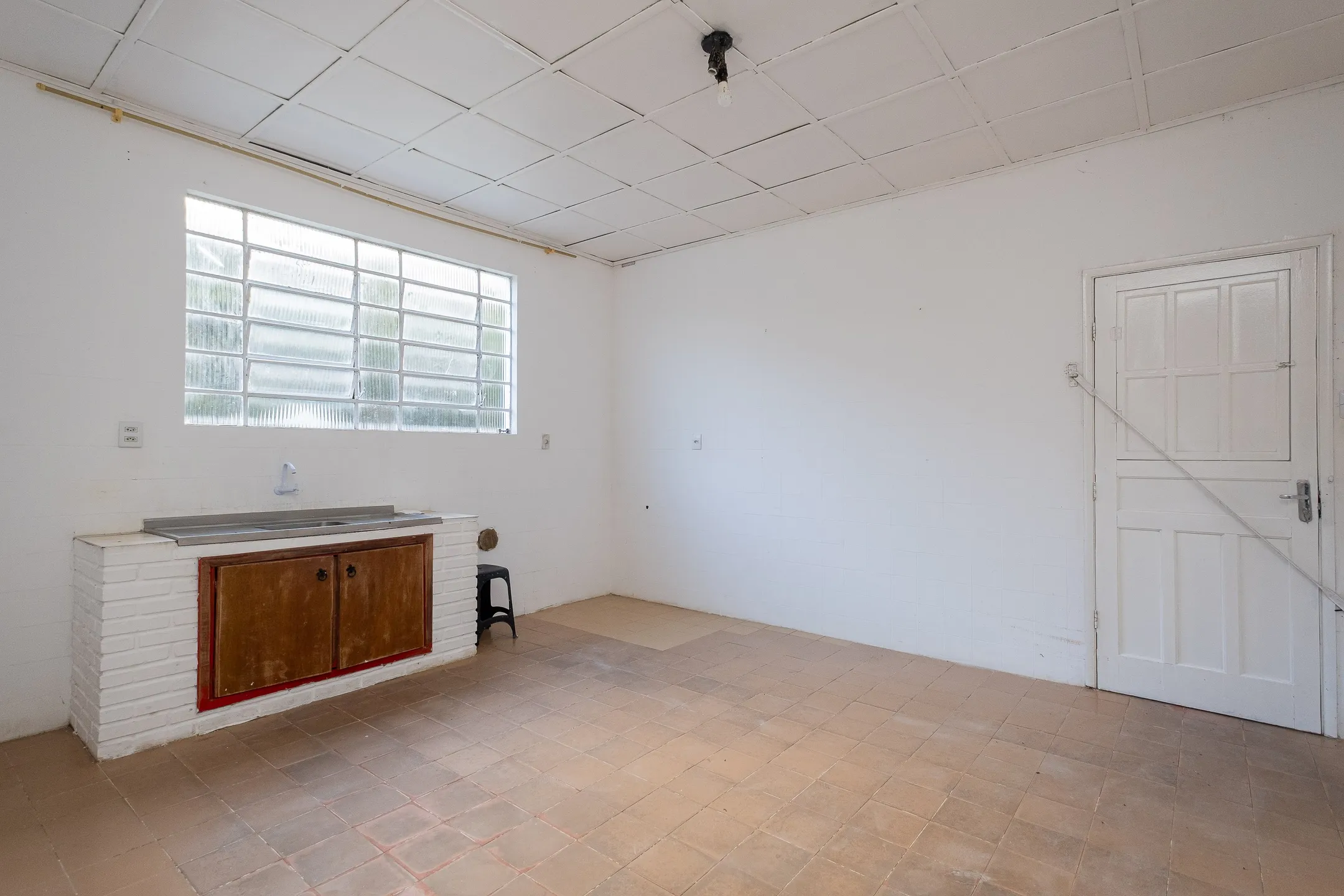 Casa de esquina à venda no Laranjal - 161 m², 2 quartos, lareira, jardim de inverno, pátio com piscina e terreno 10x30. - 7
