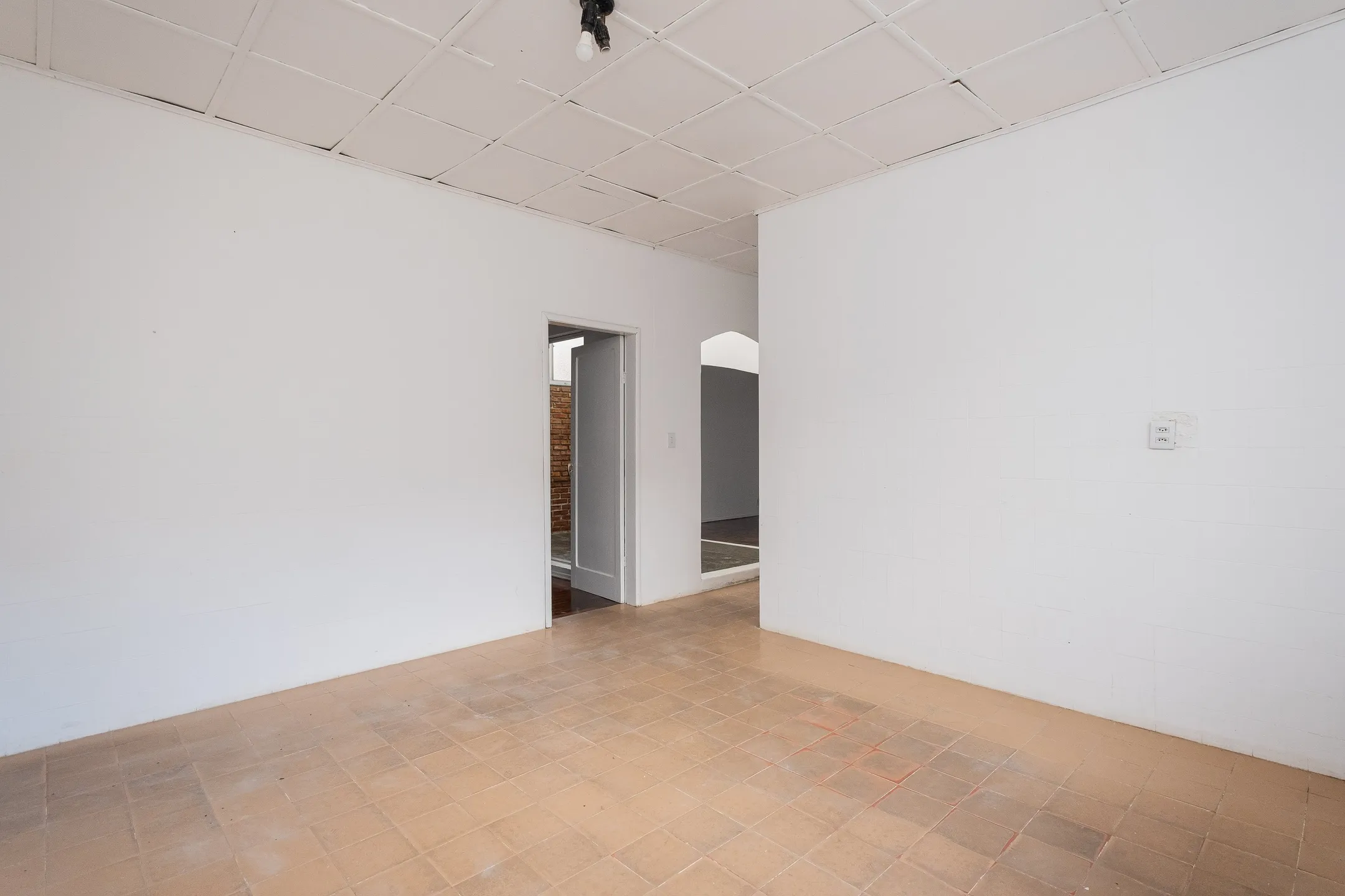 Casa de esquina à venda no Laranjal - 161 m², 2 quartos, lareira, jardim de inverno, pátio com piscina e terreno 10x30. - 8