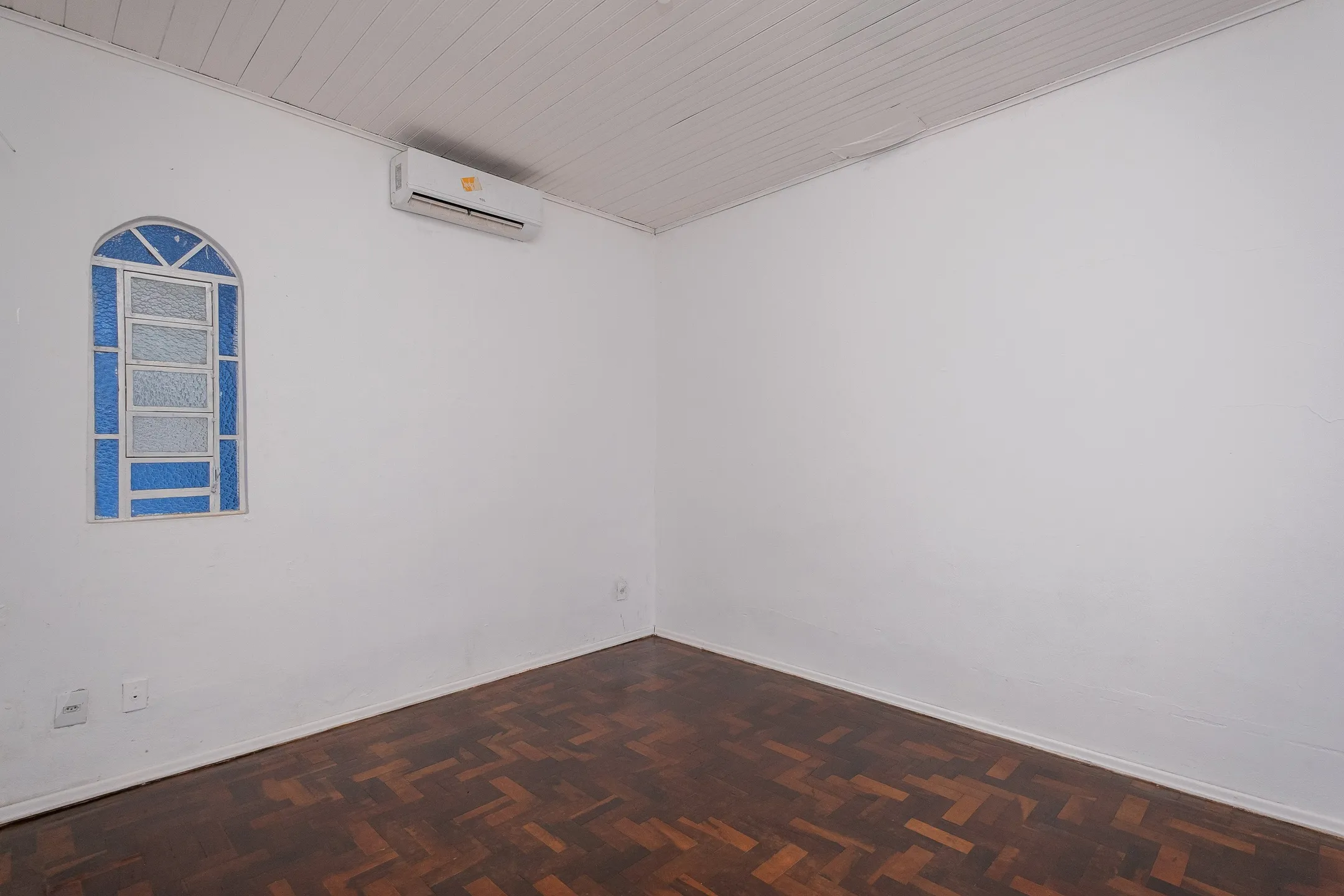 Casa de esquina à venda no Laranjal - 161 m², 2 quartos, lareira, jardim de inverno, pátio com piscina e terreno 10x30. - 9
