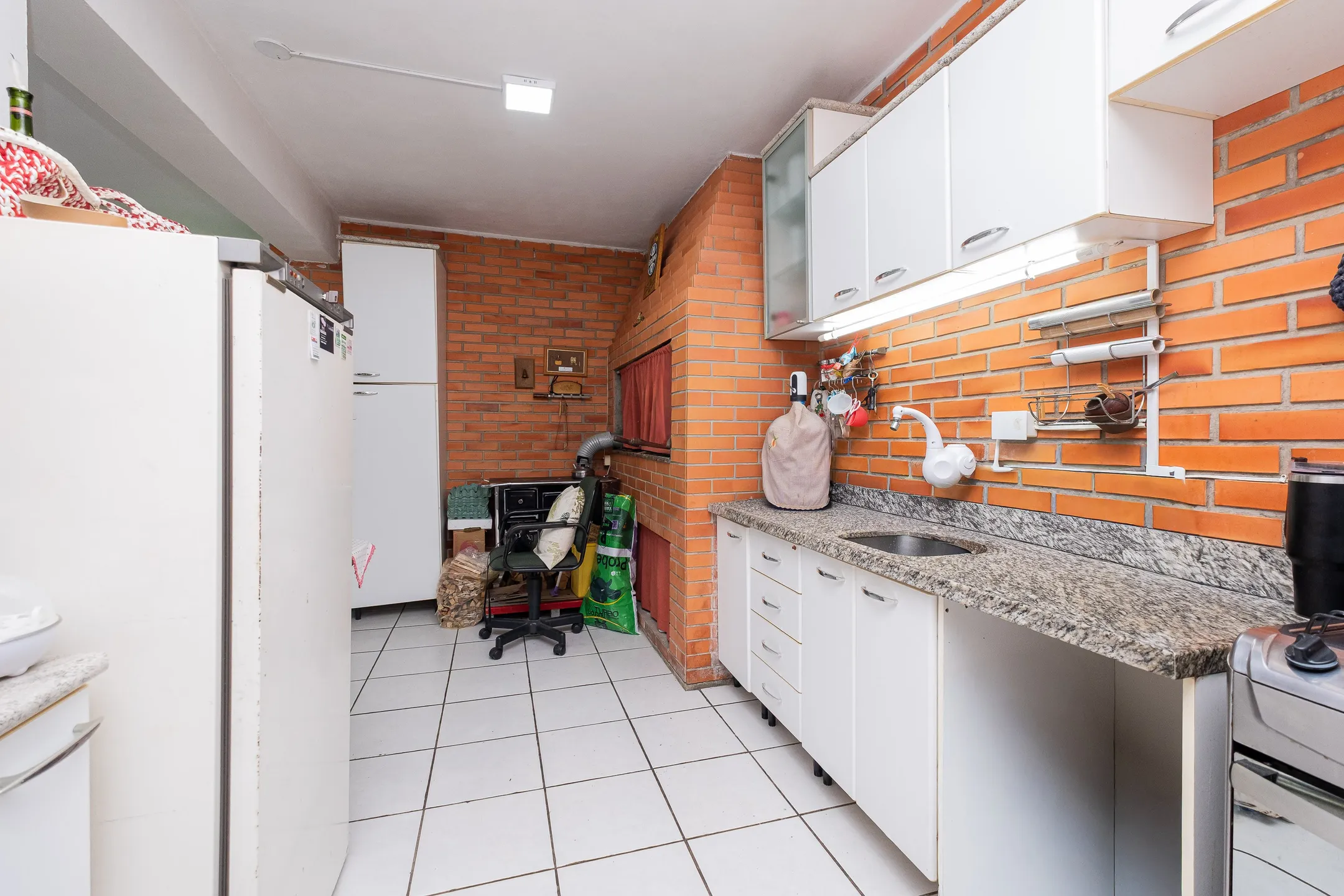Casa à venda na Av. José Maria da Fontoura, Laranjal - 361 m², 5 quartos (sendo 2 suítes) e amplo pátio com piscina. - 18