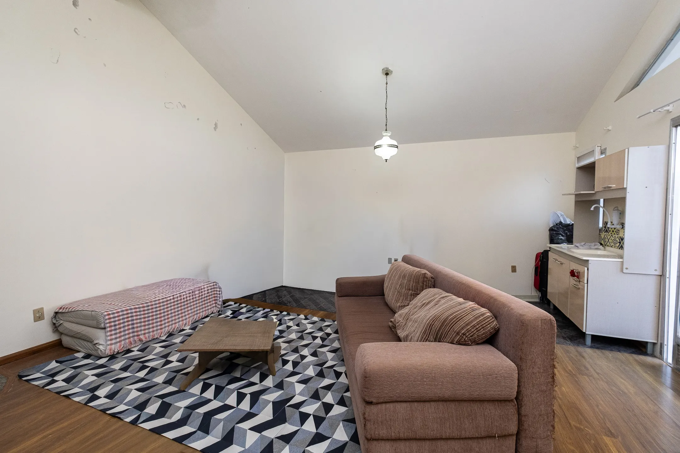 Casa à venda na Av. José Maria da Fontoura, Laranjal - 361 m², 5 quartos (sendo 2 suítes) e amplo pátio com piscina. - 24