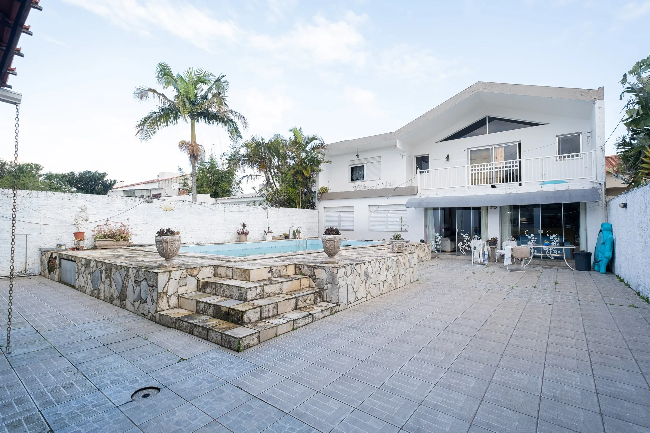 Casa à venda na Av. José Maria da Fontoura, Laranjal - 361 m², 5 quartos (sendo 2 suítes) e amplo pátio com piscina.