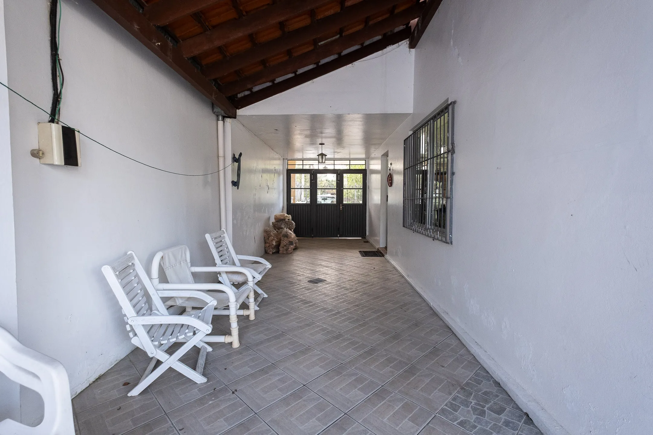 Casa à venda na Av. José Maria da Fontoura, Laranjal - 361 m², 5 quartos (sendo 2 suítes) e amplo pátio com piscina. - 28