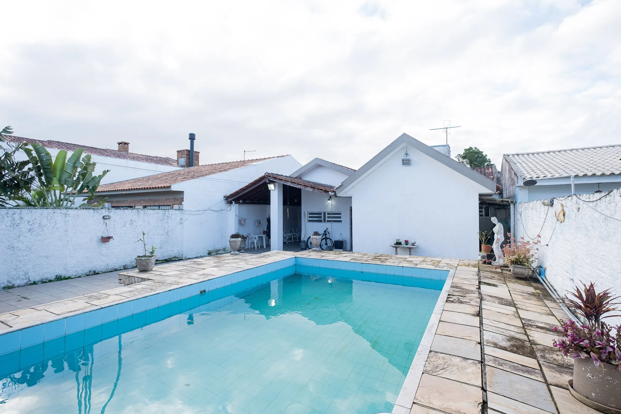 Casa à venda na Av. José Maria da Fontoura, Laranjal - 361 m², 5 quartos (sendo 2 suítes) e amplo pátio com piscina. - 29