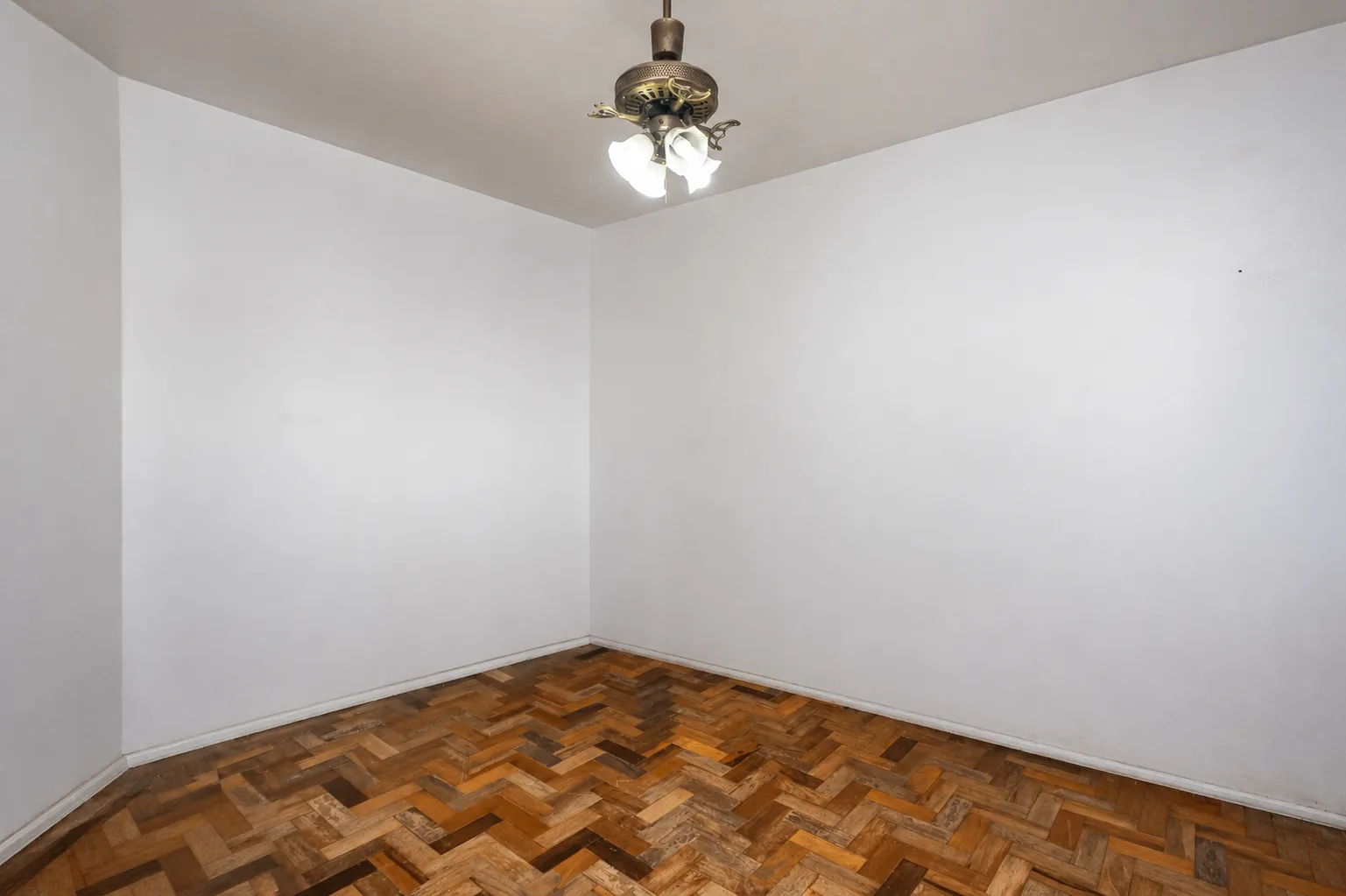 Casa à venda na Av. José Maria da Fontoura, Laranjal - 361 m², 5 quartos (sendo 2 suítes) e amplo pátio com piscina. - 12