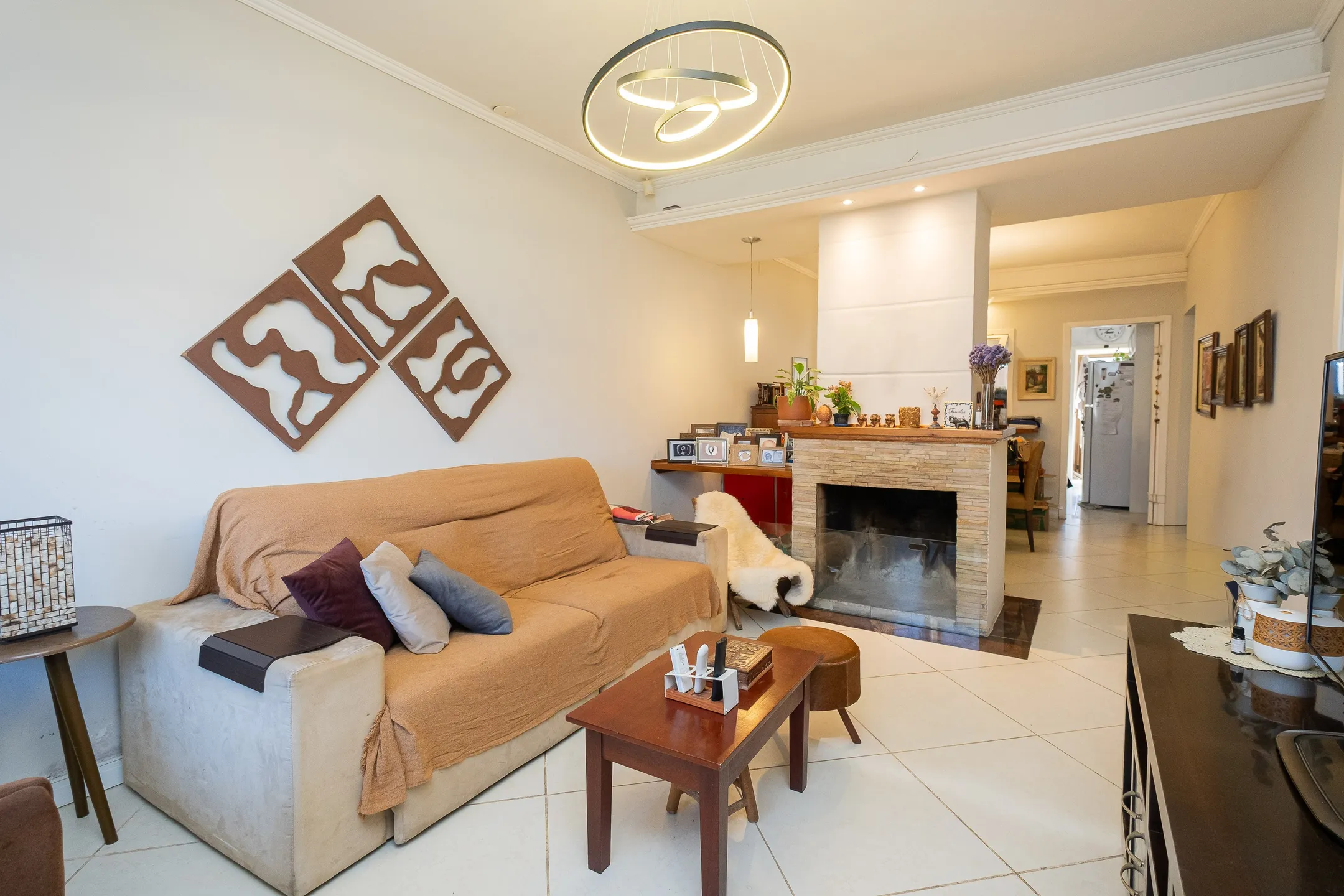 Casa à venda no Recanto de Portugal, Laranjal - 130 m², 3 quartos (sendo 1 suíte), lareira, espaço gourmet com churrasqueira e piscina.