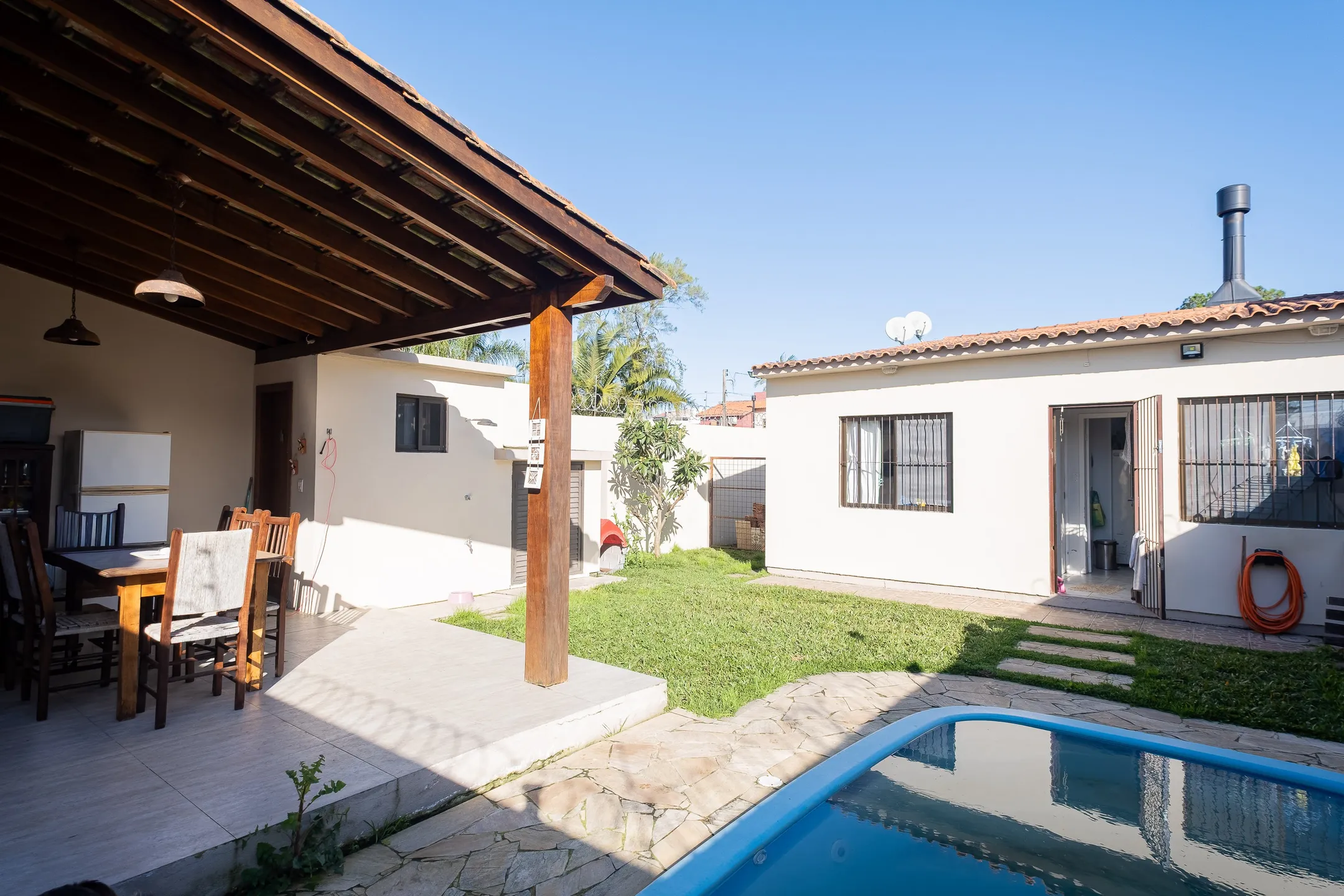 Casa à venda no Recanto de Portugal, Laranjal - 130 m², 3 quartos (sendo 1 suíte), lareira, espaço gourmet com churrasqueira e piscina. - 16