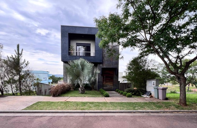Venda e Locação - Casa de Alto Padrão Mobiliada, 4 quartos sendo 3 suítes, 4 vagas, 354 m², Terras Alphaville, Jardim Carvalho.