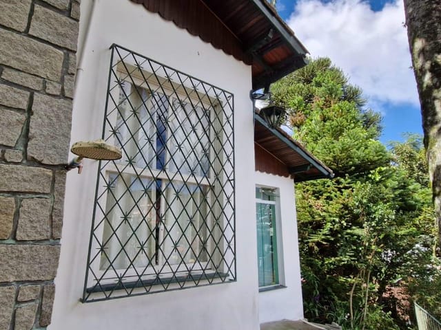 Casa com 2000m² 4 quartos e 2 banheiros, à venda ou para alugar, no bairro Valparaíso em Petrópolis