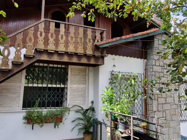 Casa com 2000m² 4 quartos e 2 banheiros, à venda ou para alugar, no bairro Valparaíso em Petrópolis