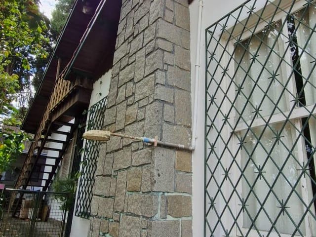 Casa com 2000m² 4 quartos e 2 banheiros, à venda ou para alugar, no bairro Valparaíso em Petrópolis