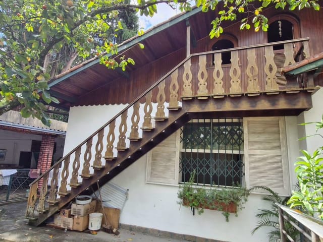 Casa com 2000m² 4 quartos e 2 banheiros, à venda ou para alugar, no bairro Valparaíso em Petrópolis