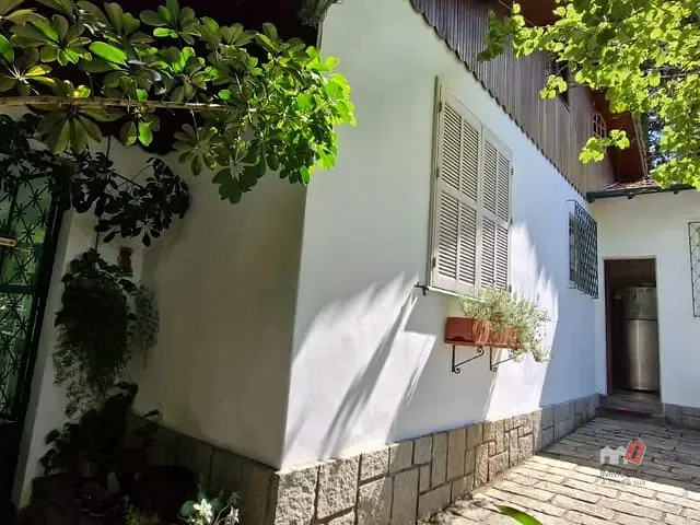 Casa com 2000m² 4 quartos e 2 banheiros, à venda ou para alugar, no bairro Valparaíso em Petrópolis