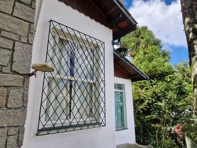 Casa com 2000m² 4 quartos e 2 banheiros, à venda ou para alugar, no bairro Valparaíso em Petrópolis