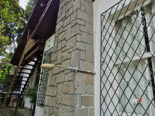 Casa com 2000m² 4 quartos e 2 banheiros, à venda ou para alugar, no bairro Valparaíso em Petrópolis