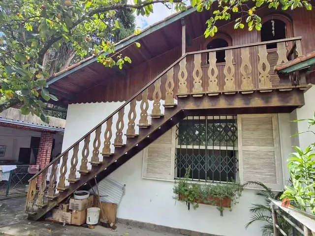 Casa com 2000m² 4 quartos e 2 banheiros, à venda ou para alugar, no bairro Valparaíso em Petrópolis