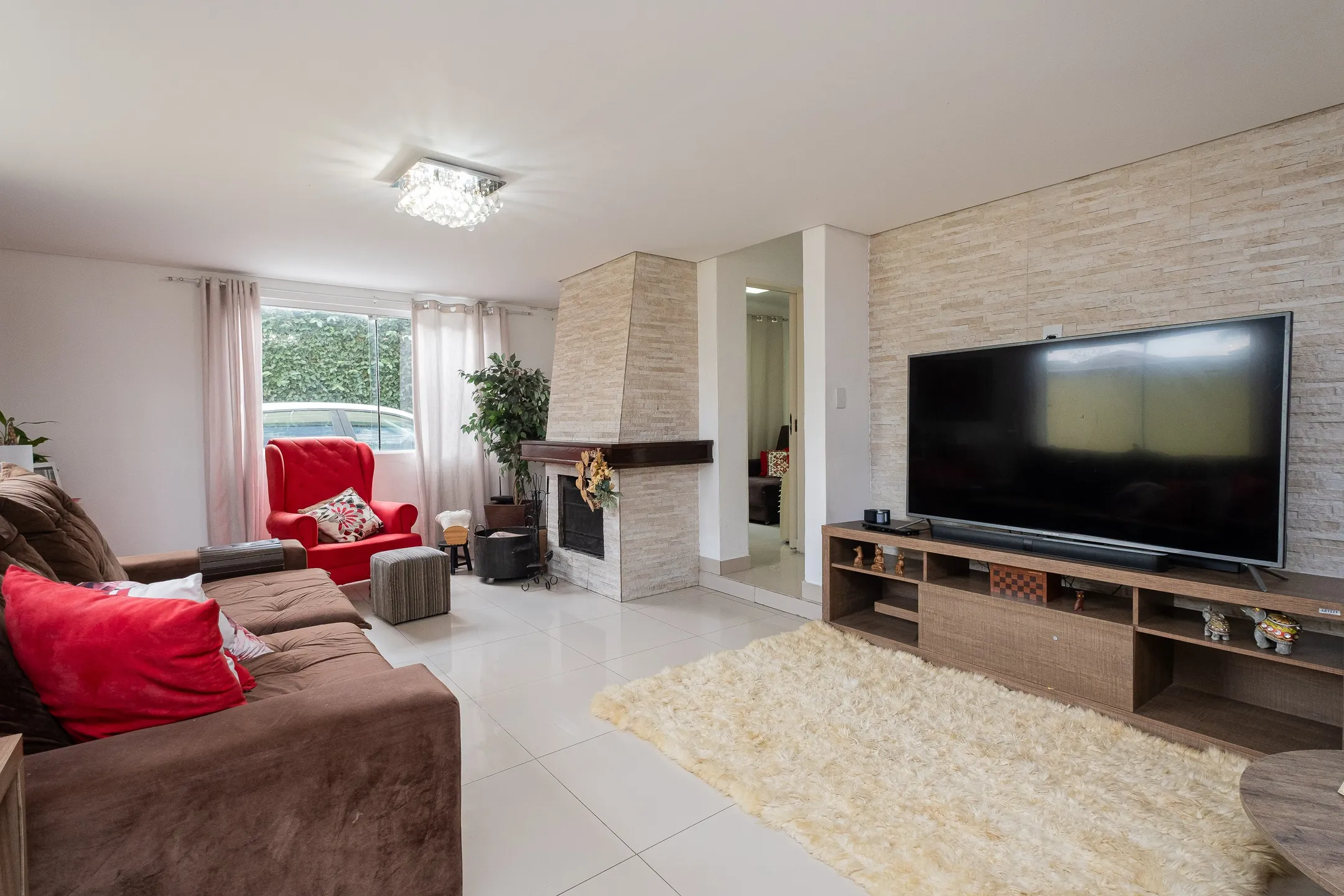 Casa à venda nas Três Vendas, Pelotas - 160 m², 3 quartos (sendo 1 suíte), totalmente reformada, lareira e espaço gourmet com piscina.