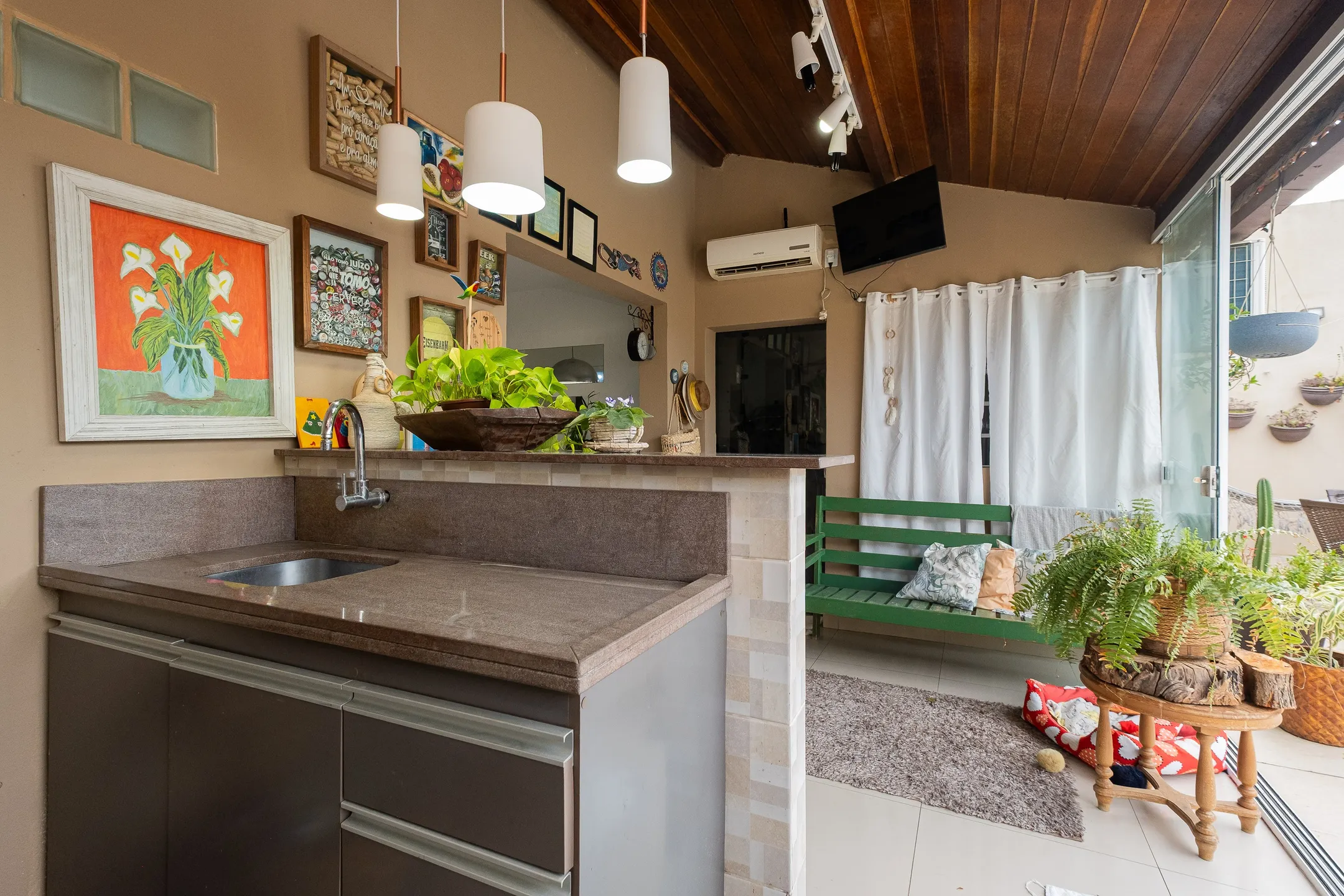 Casa à venda nas Três Vendas, Pelotas - 160 m², 3 quartos (sendo 1 suíte), totalmente reformada, lareira e espaço gourmet com piscina. - 18