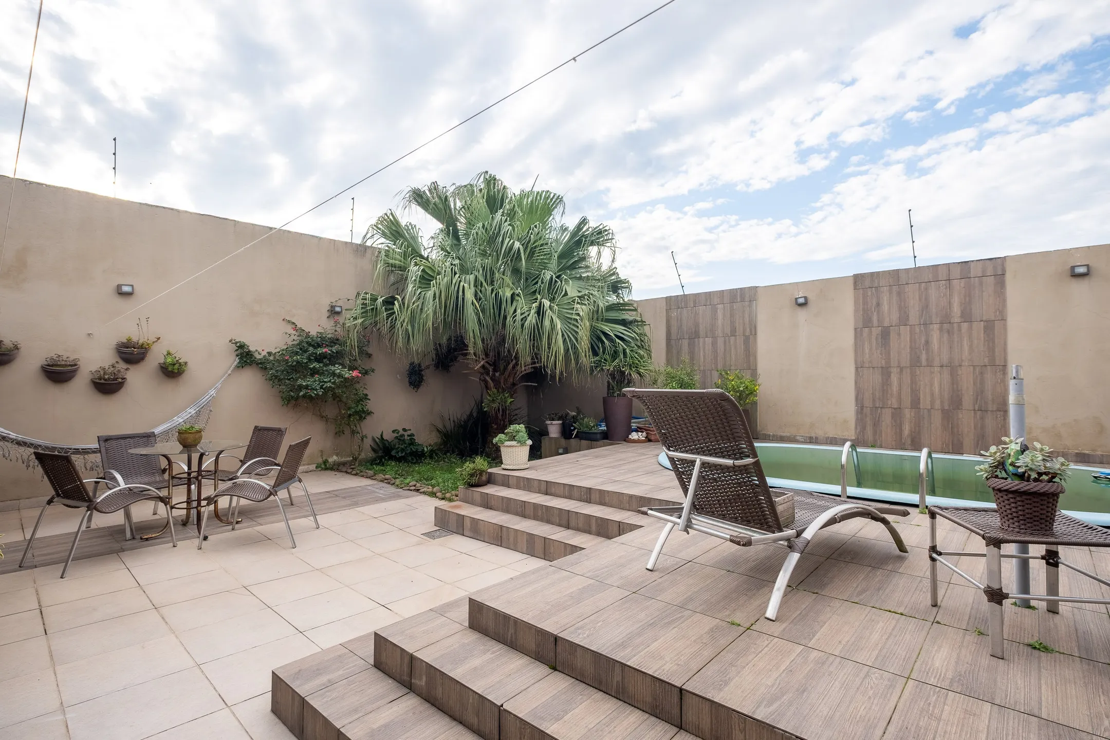 Casa à venda nas Três Vendas, Pelotas - 160 m², 3 quartos (sendo 1 suíte), totalmente reformada, lareira e espaço gourmet com piscina. - 20