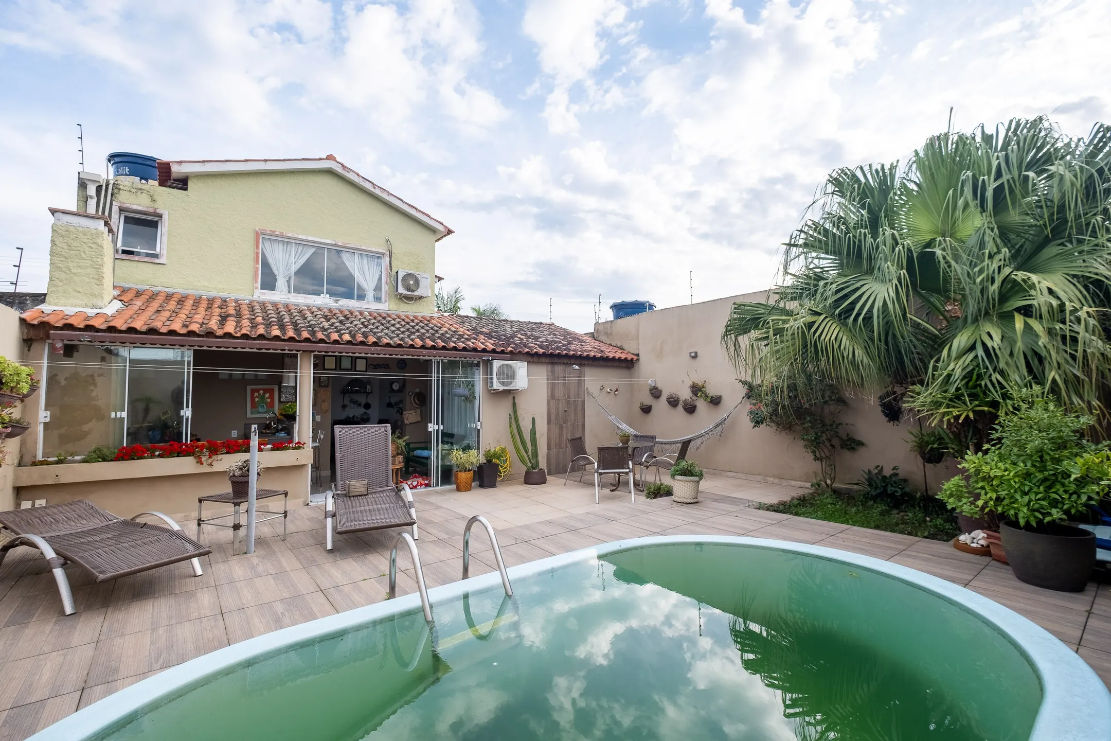 Casa à venda nas Três Vendas, Pelotas - 160 m², 3 quartos (sendo 1 suíte), totalmente reformada, lareira e espaço gourmet com piscina. - 19
