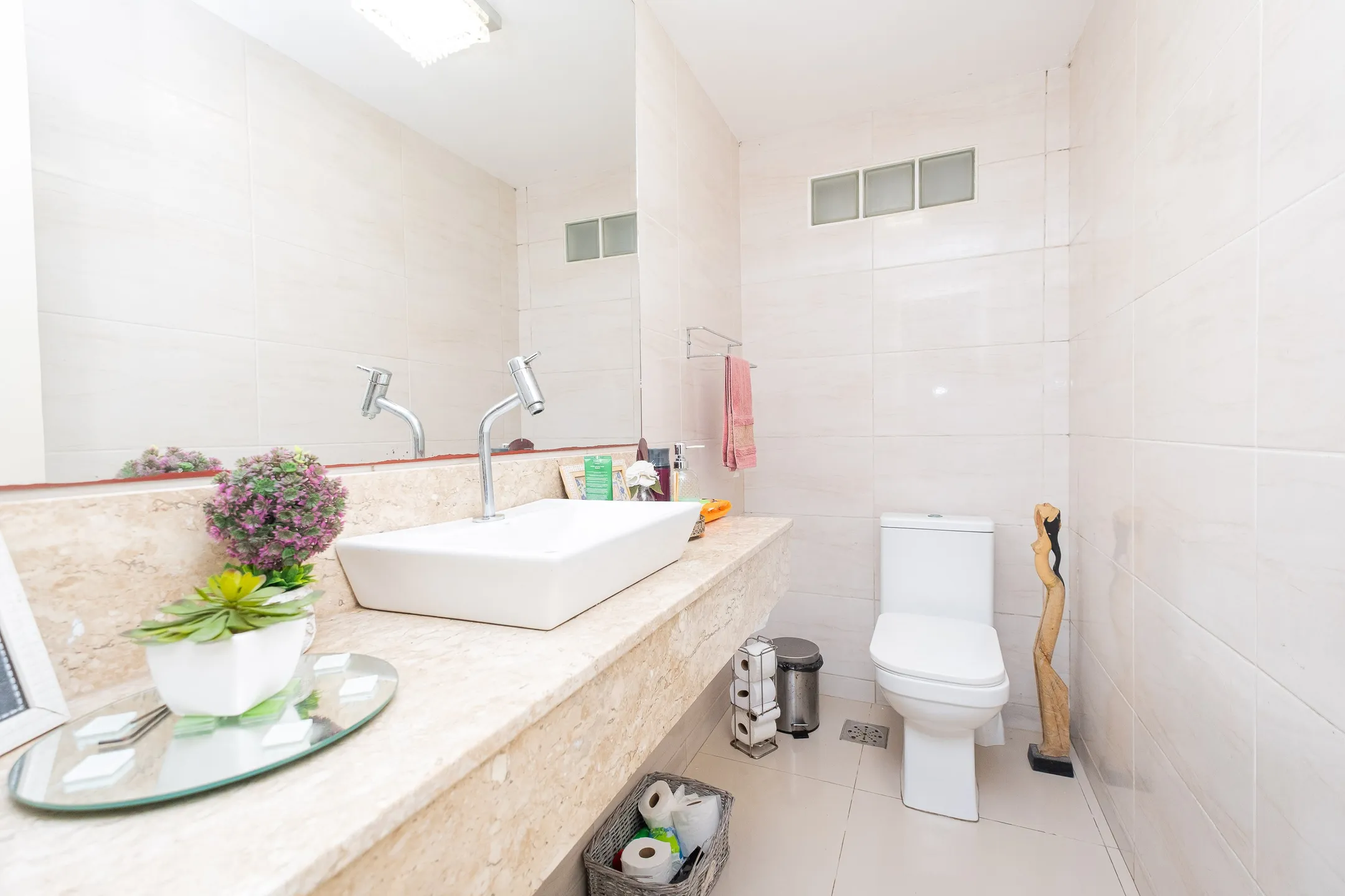 Casa à venda nas Três Vendas, Pelotas - 160 m², 3 quartos (sendo 1 suíte), totalmente reformada, lareira e espaço gourmet com piscina. - 9