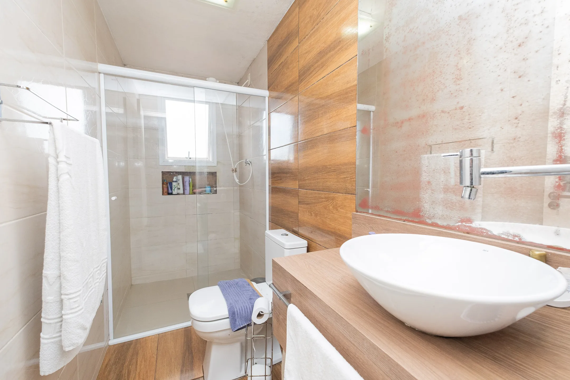 Casa à venda nas Três Vendas, Pelotas - 160 m², 3 quartos (sendo 1 suíte), totalmente reformada, lareira e espaço gourmet com piscina. - 12