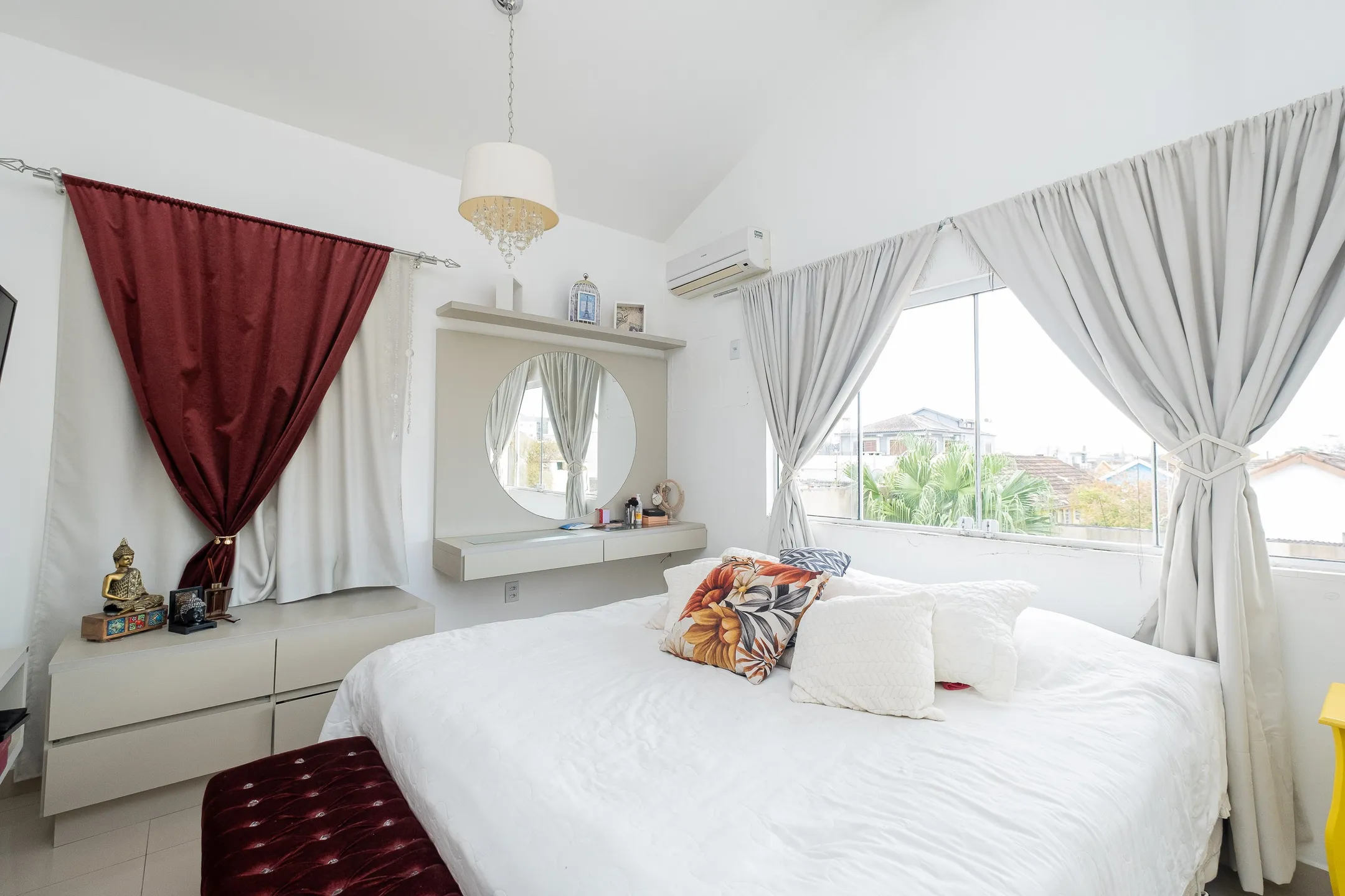 Casa à venda nas Três Vendas, Pelotas - 160 m², 3 quartos (sendo 1 suíte), totalmente reformada, lareira e espaço gourmet com piscina. - 10