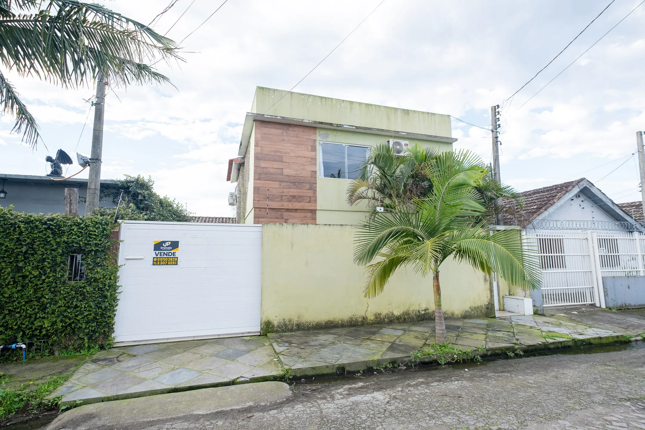 Casa à venda nas Três Vendas, Pelotas - 160 m², 3 quartos (sendo 1 suíte), totalmente reformada, lareira e espaço gourmet com piscina. - 21