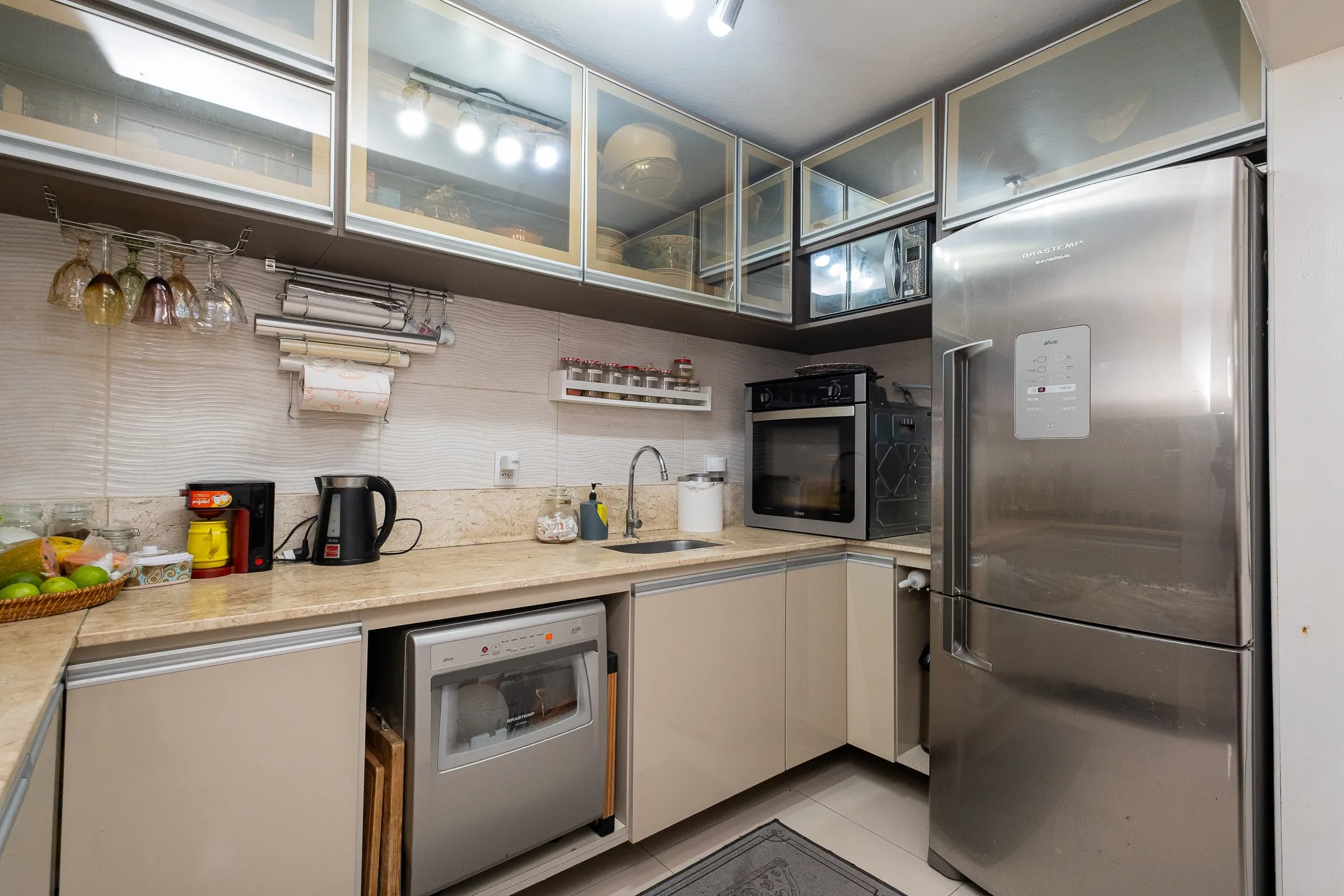 Casa à venda nas Três Vendas, Pelotas - 160 m², 3 quartos (sendo 1 suíte), totalmente reformada, lareira e espaço gourmet com piscina. - 6