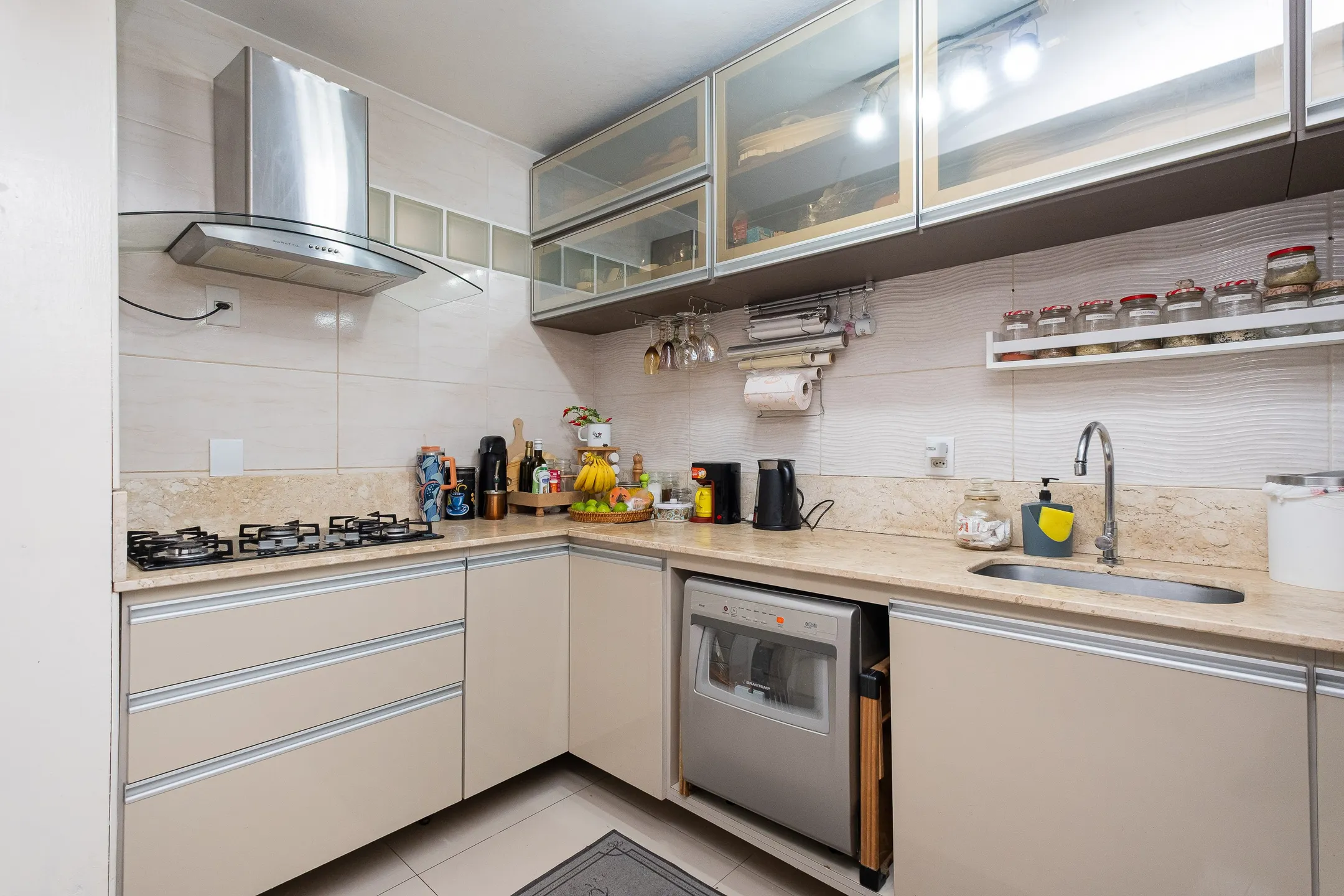 Casa à venda nas Três Vendas, Pelotas - 160 m², 3 quartos (sendo 1 suíte), totalmente reformada, lareira e espaço gourmet com piscina. - 7