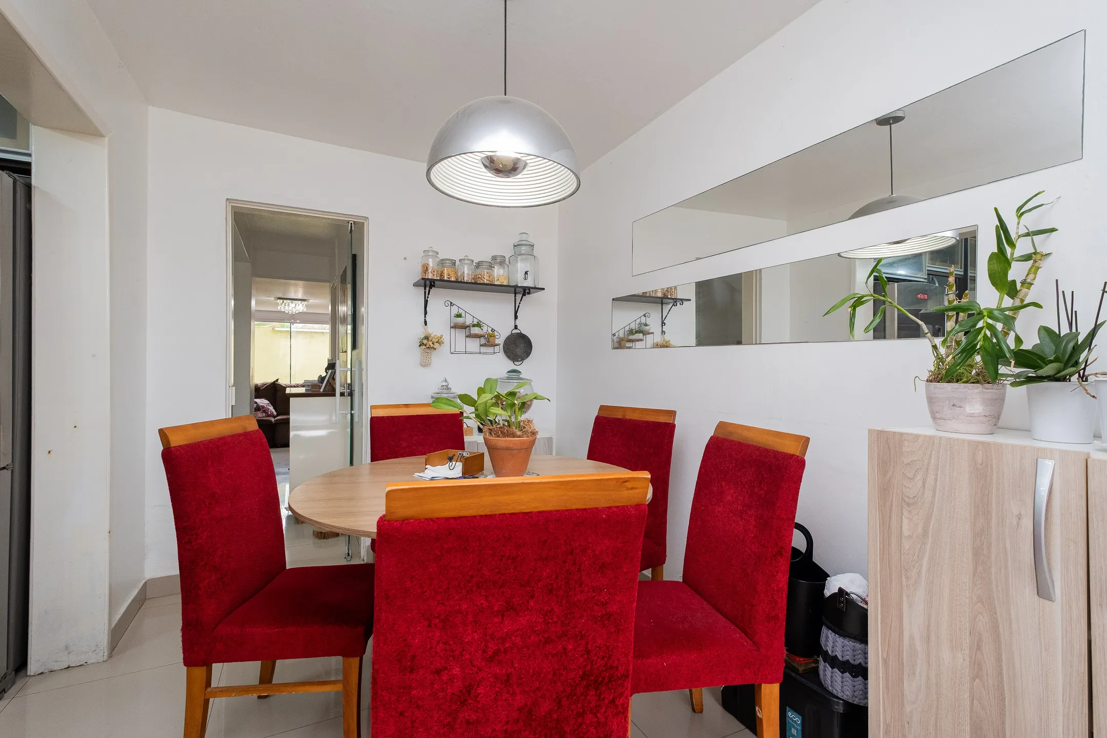 Casa à venda nas Três Vendas, Pelotas - 160 m², 3 quartos (sendo 1 suíte), totalmente reformada, lareira e espaço gourmet com piscina. - 8