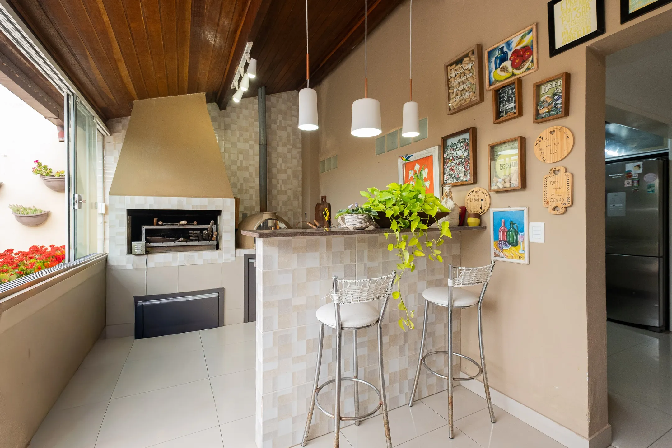 Casa à venda nas Três Vendas, Pelotas - 160 m², 3 quartos (sendo 1 suíte), totalmente reformada, lareira e espaço gourmet com piscina. - 17