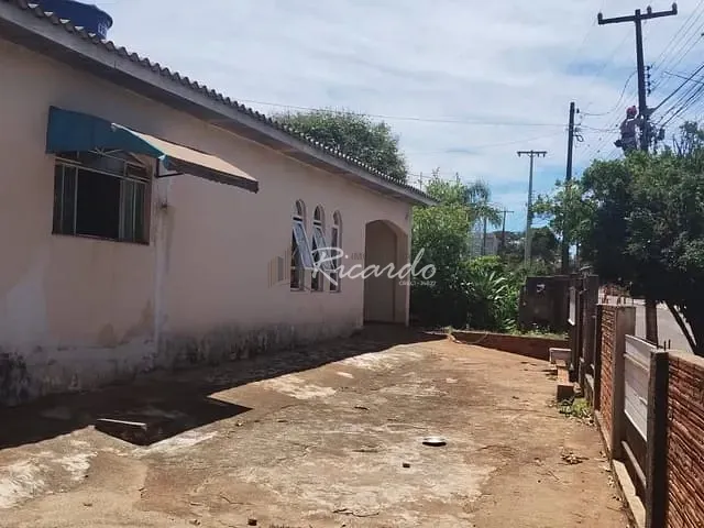 Casa com 645m² 3 quartos e 2 banheiros, à venda, no bairro Jardim Colúmbia I em Arapongas