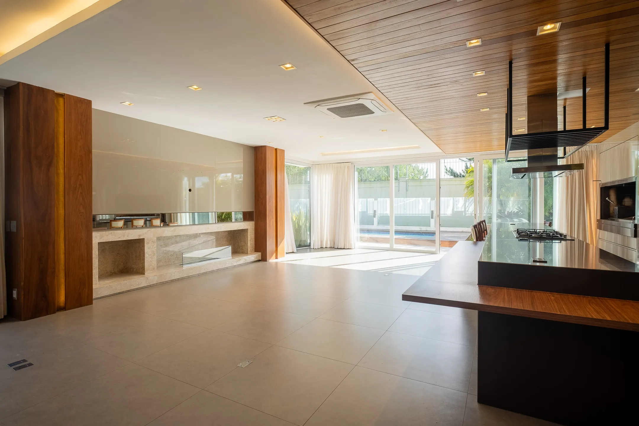 Casa de alto padrão à venda no Veredas, Laranjal - 348 m², 4 suítes, móveis sob medida e espaço gourmet com piscina.