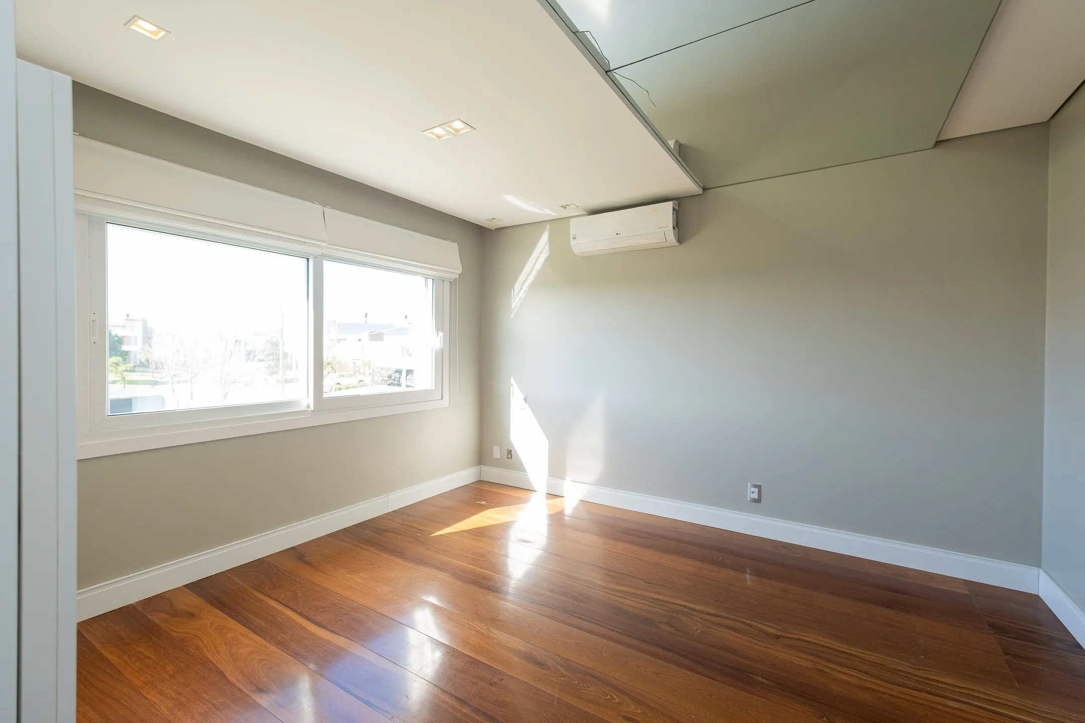 Casa de alto padrão à venda no Veredas, Laranjal - 348 m², 4 suítes, móveis sob medida e espaço gourmet com piscina. - 20