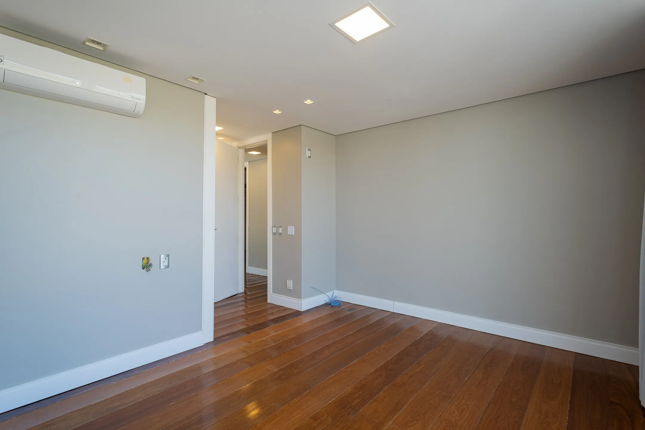 Casa de alto padrão à venda no Veredas, Laranjal - 348 m², 4 suítes, móveis sob medida e espaço gourmet com piscina. - 24