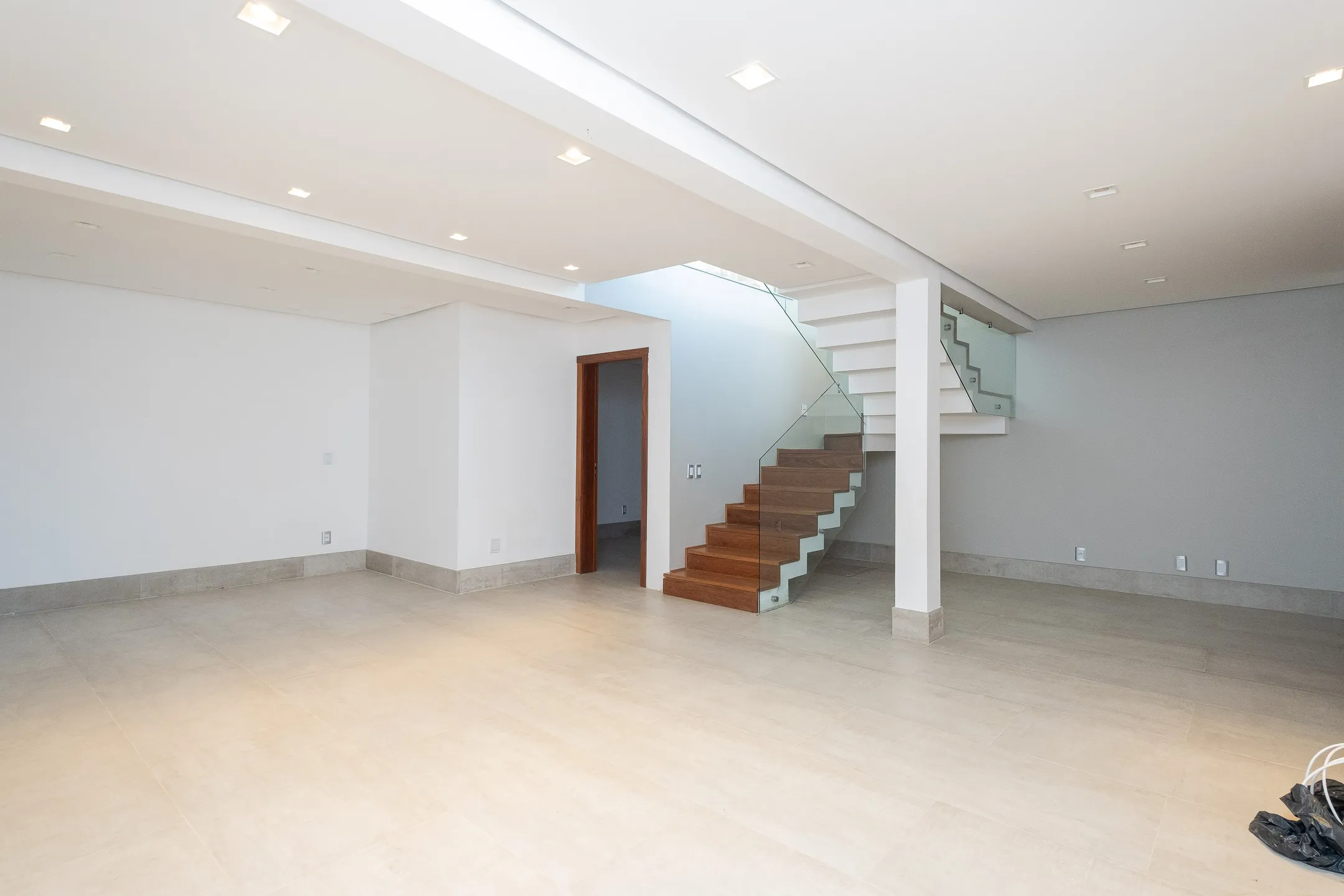 Casa de alto padrão à venda no Veredas, Laranjal - 348 m², 4 suítes, móveis sob medida e espaço gourmet com piscina. - 27