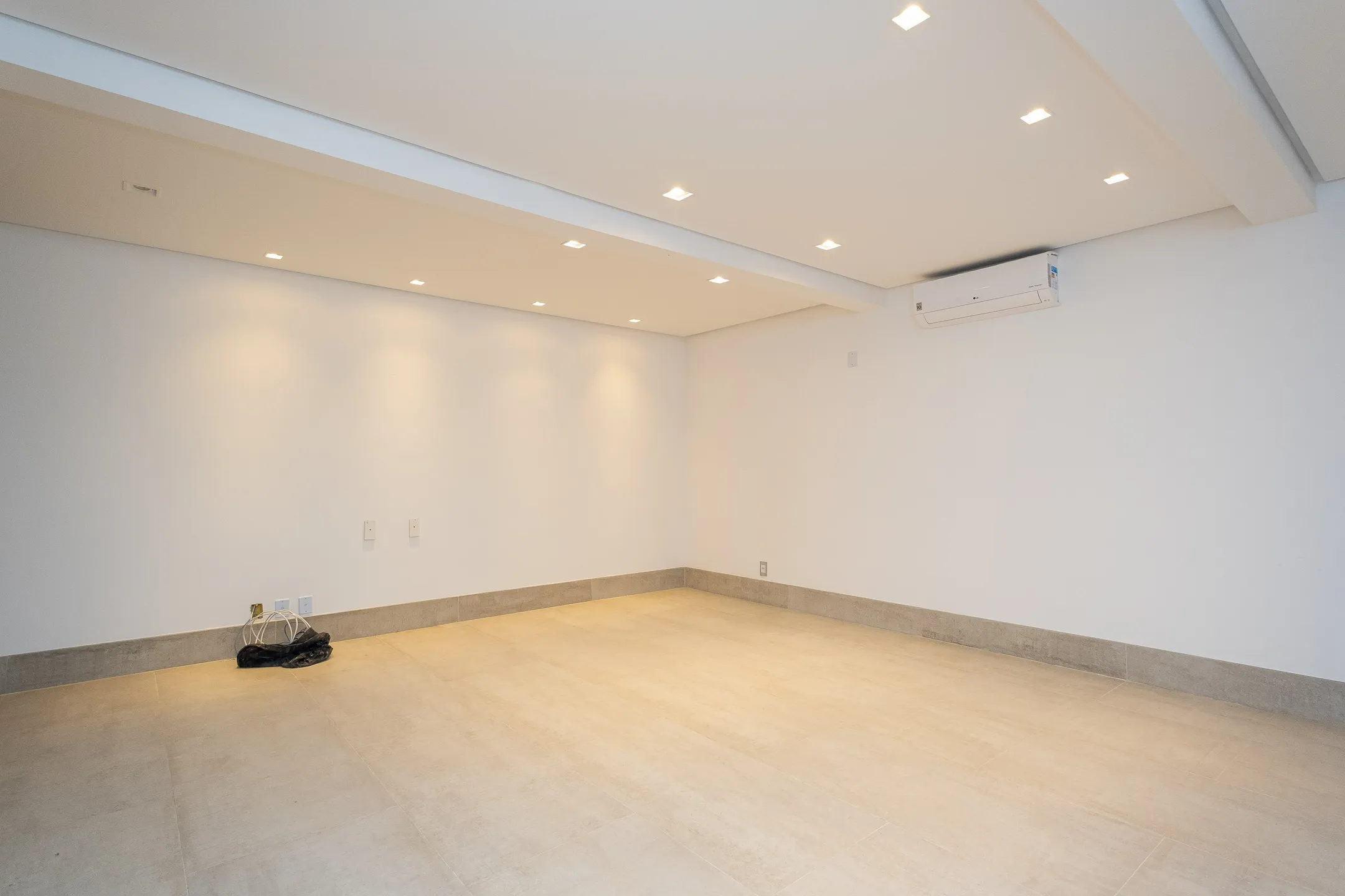 Casa de alto padrão à venda no Veredas, Laranjal - 348 m², 4 suítes, móveis sob medida e espaço gourmet com piscina. - 28