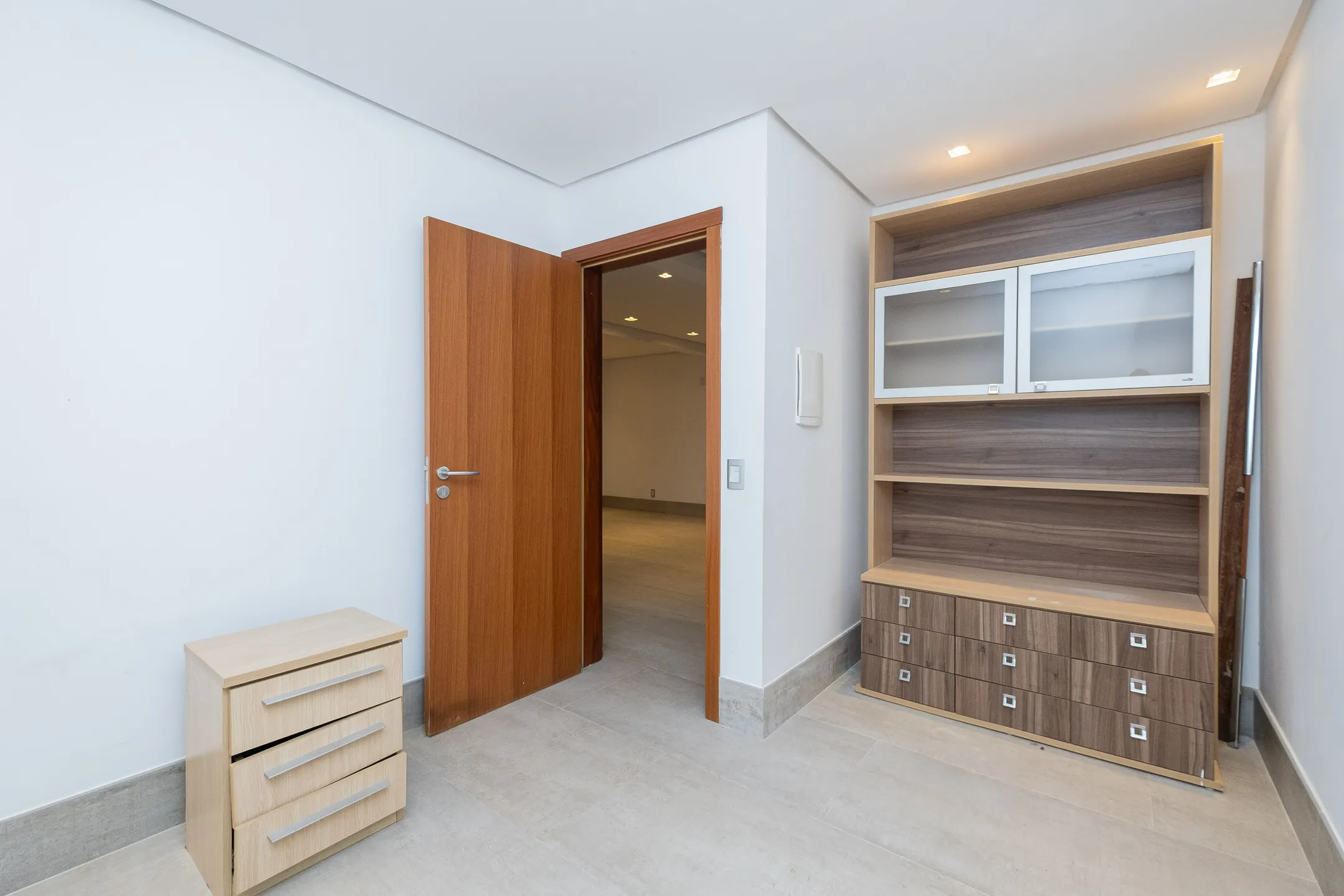 Casa de alto padrão à venda no Veredas, Laranjal - 348 m², 4 suítes, móveis sob medida e espaço gourmet com piscina. - 30