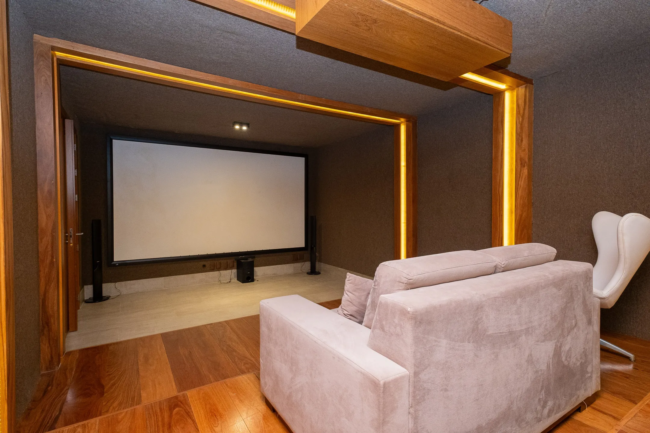 Casa de alto padrão à venda no Veredas, Laranjal - 348 m², 4 suítes, móveis sob medida e espaço gourmet com piscina. - 32