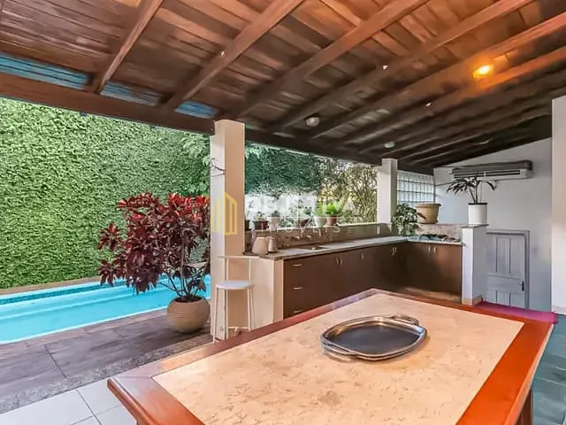 Casa com 300m² 3 quartos e 6 banheiros, à venda, no bairro Passo da Areia em Porto Alegre