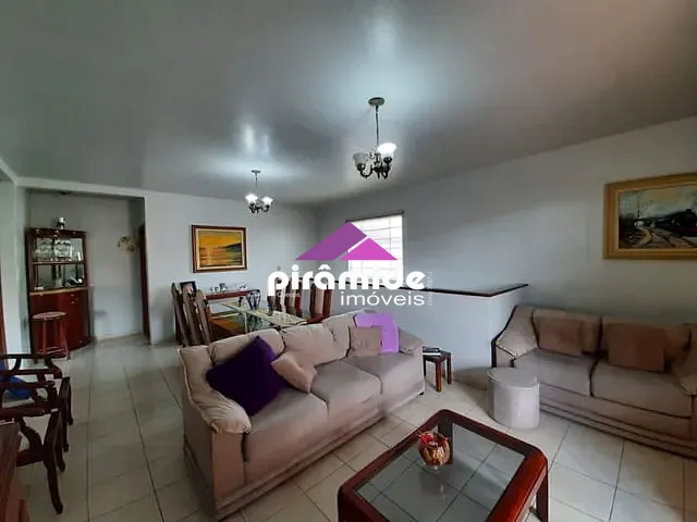 Casa com 250m² 3 quartos e 2 banheiros, à venda, no bairro Jardim das Indústrias em São José dos Campos