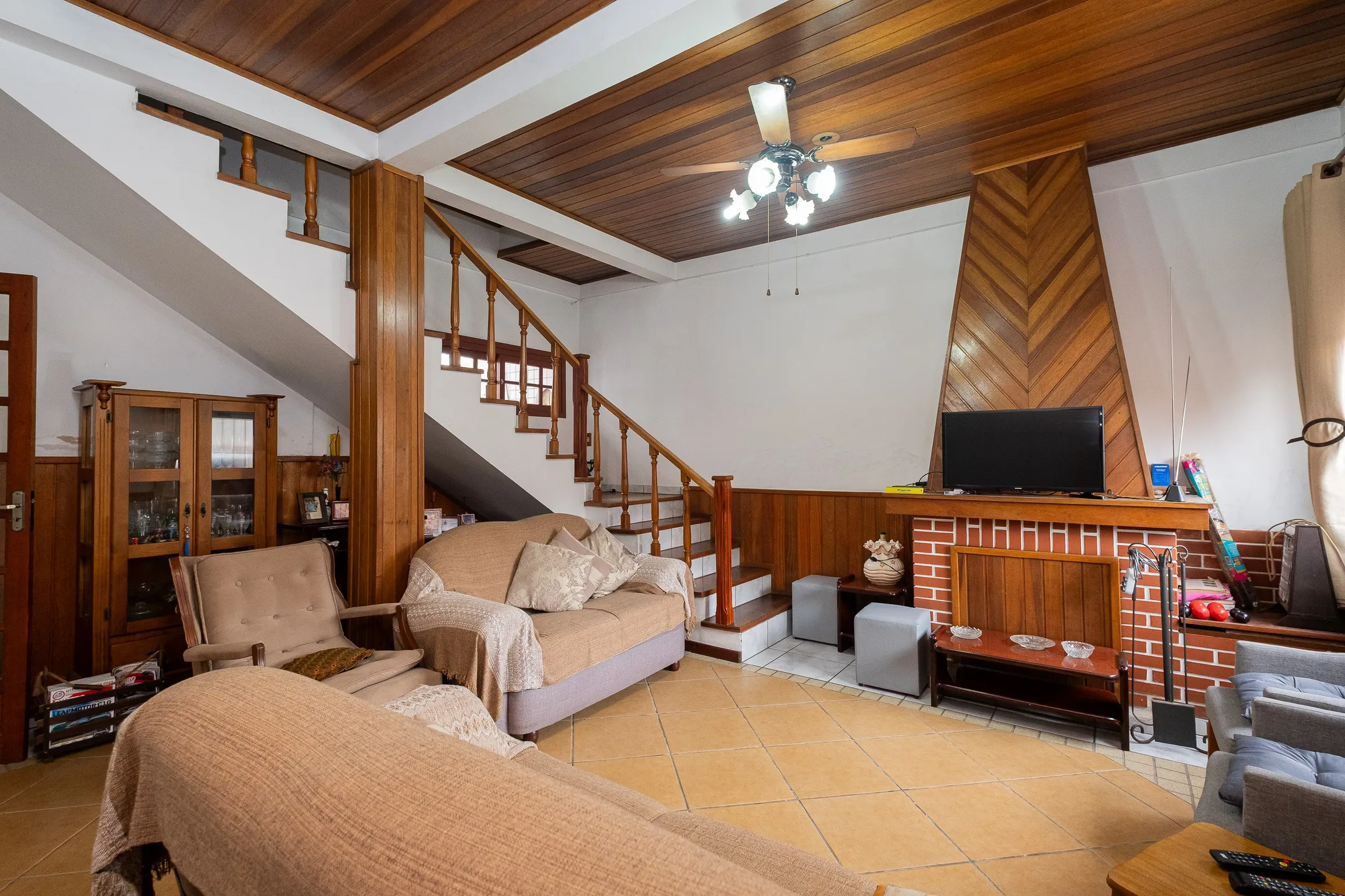 Casa à venda no Fragata, Pelotas - 167 m², 3 quartos, lareira, espaço gourmet com churrasqueira e garagem.