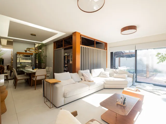 Casa com 728m² 4 quartos e 3 banheiros, à venda, no bairro Centro em Pelotas
