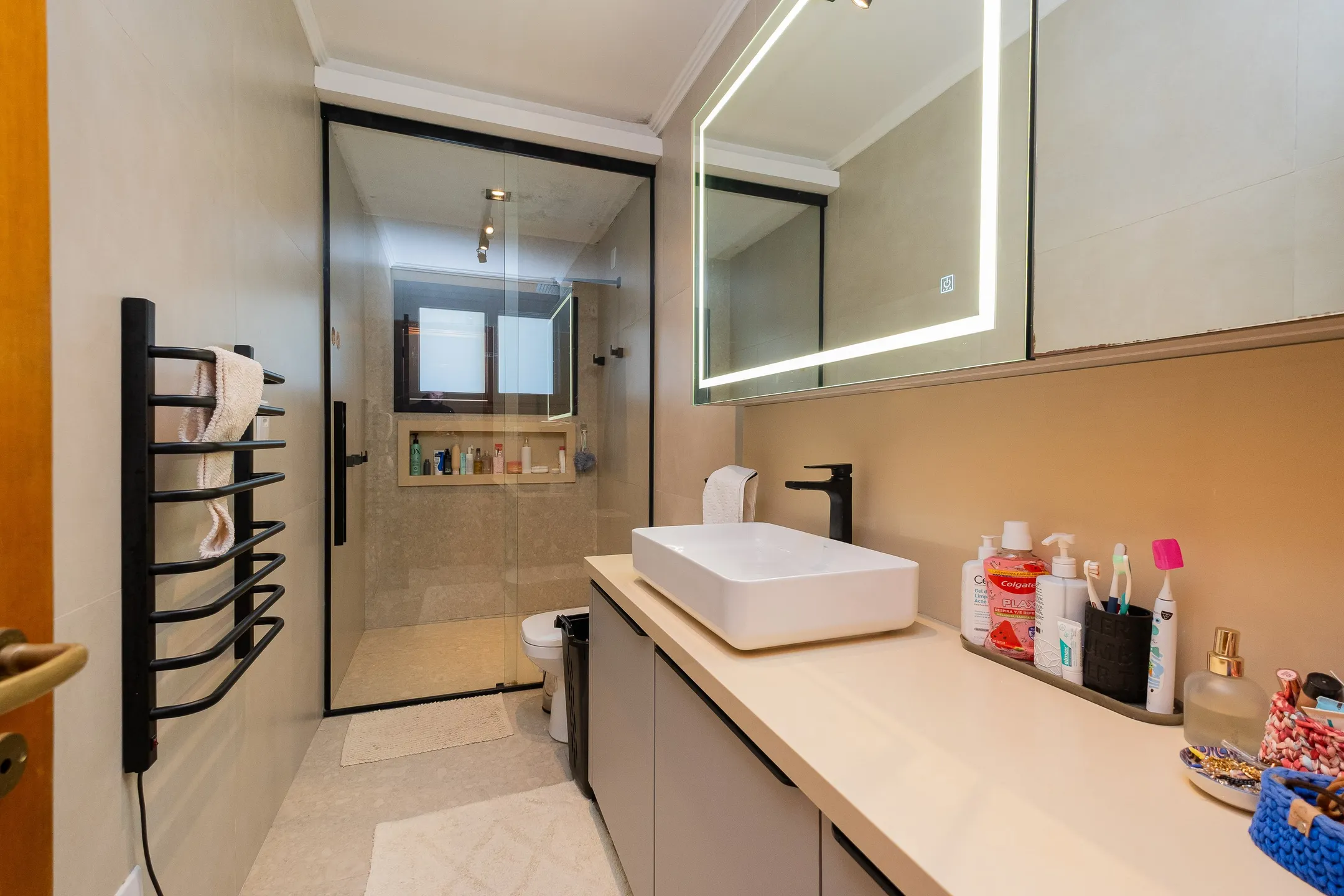 Casa de alto padrão à venda no centro de Pelotas - 314 m², 4 quartos (sendo 2 suítes), espaço gourmet com parrilla, piscina aquecida e localização nobre. - 16