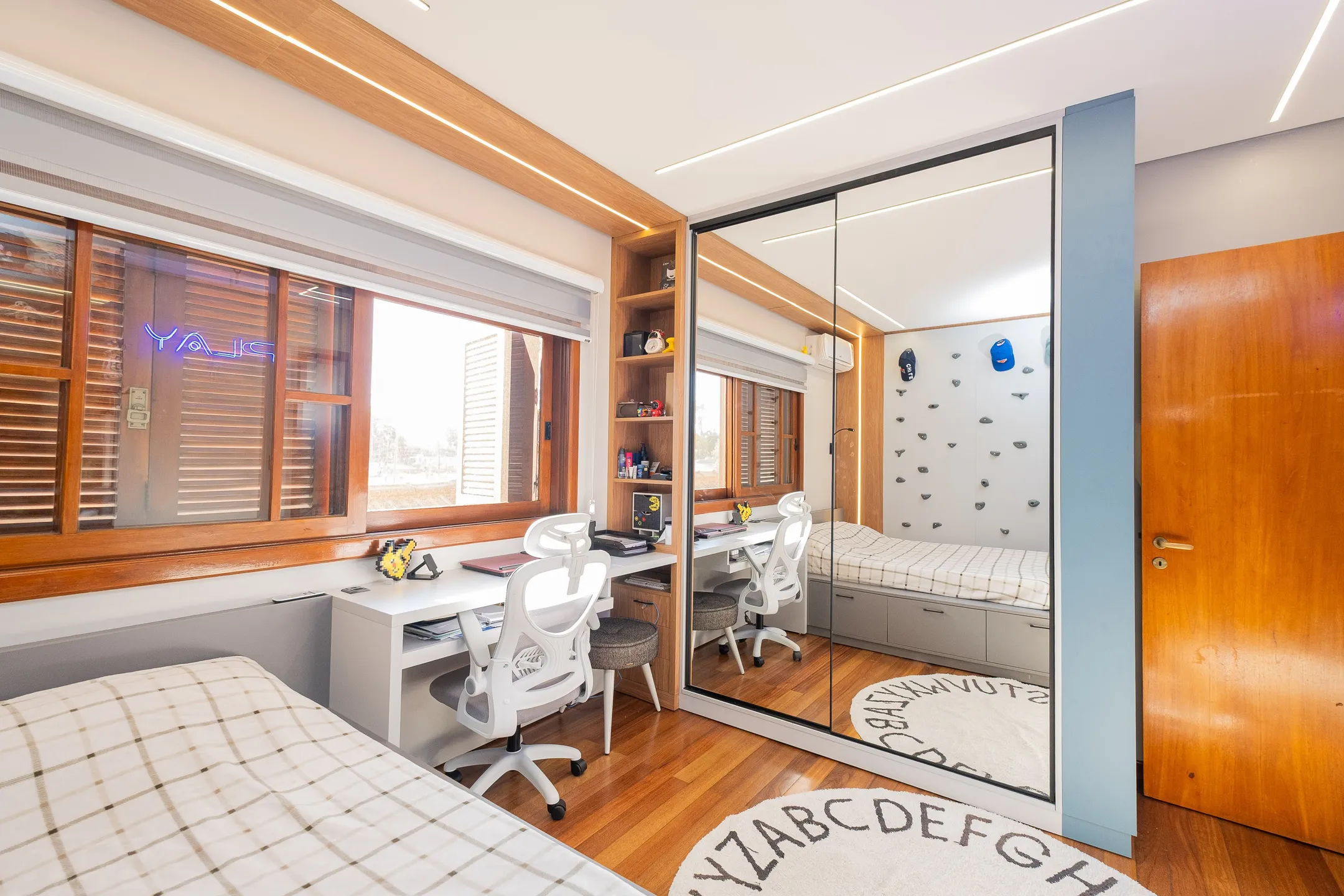 Casa de alto padrão à venda no centro de Pelotas - 314 m², 4 quartos (sendo 2 suítes), espaço gourmet com parrilla, piscina aquecida e localização nobre. - 24