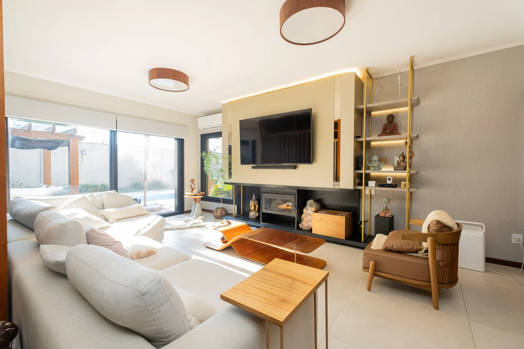 Casa de alto padrão à venda no centro de Pelotas - 314 m², 4 quartos (sendo 2 suítes), espaço gourmet com parrilla, piscina aquecida e localização nobre.