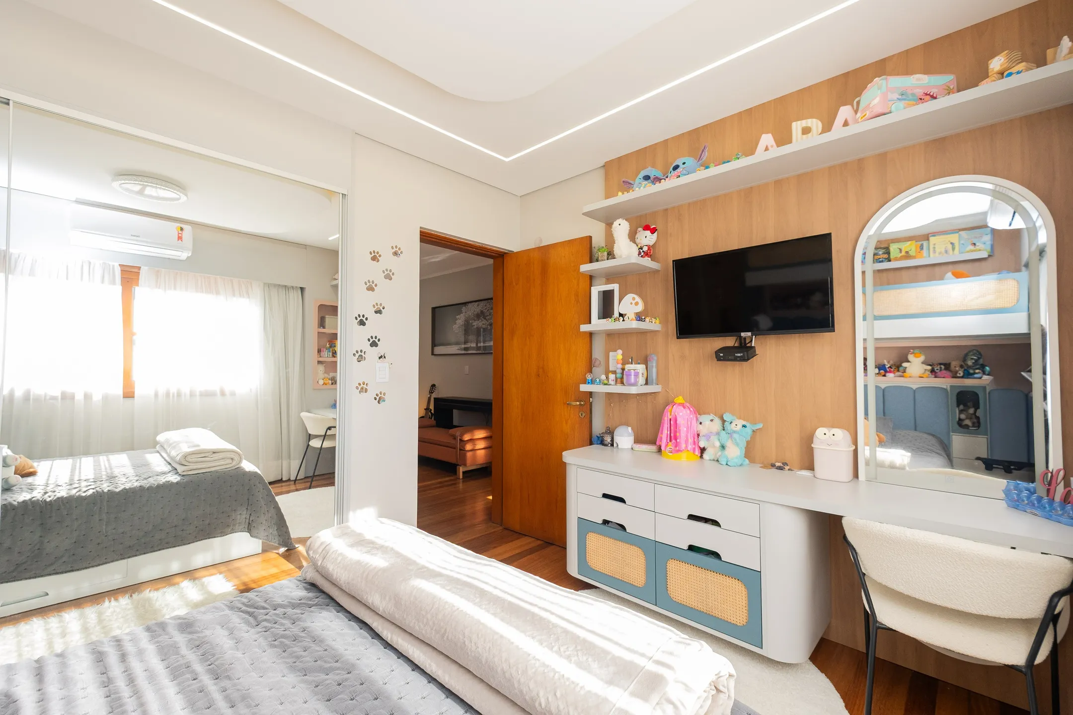 Casa de alto padrão à venda no centro de Pelotas - 314 m², 4 quartos (sendo 2 suítes), espaço gourmet com parrilla, piscina aquecida e localização nobre. - 26