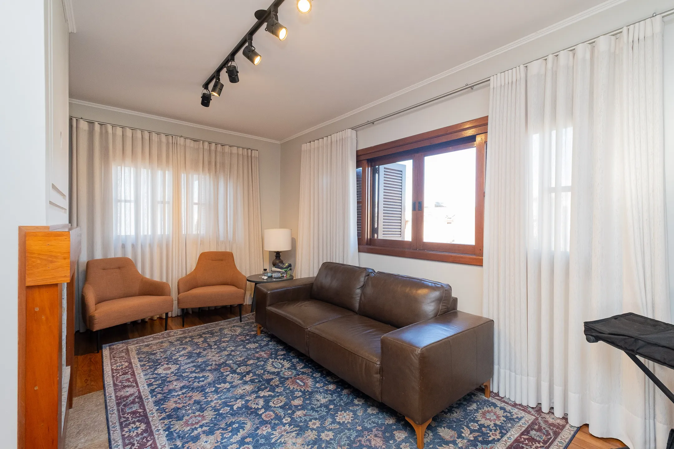 Casa de alto padrão à venda no centro de Pelotas - 314 m², 4 quartos (sendo 2 suítes), espaço gourmet com parrilla, piscina aquecida e localização nobre. - 20